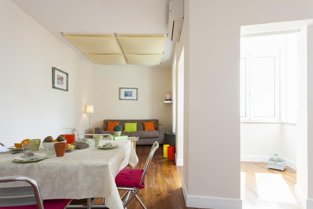 Joivy Spacious And Bright 1-bed Flat With Views In Lapa * Lisboa