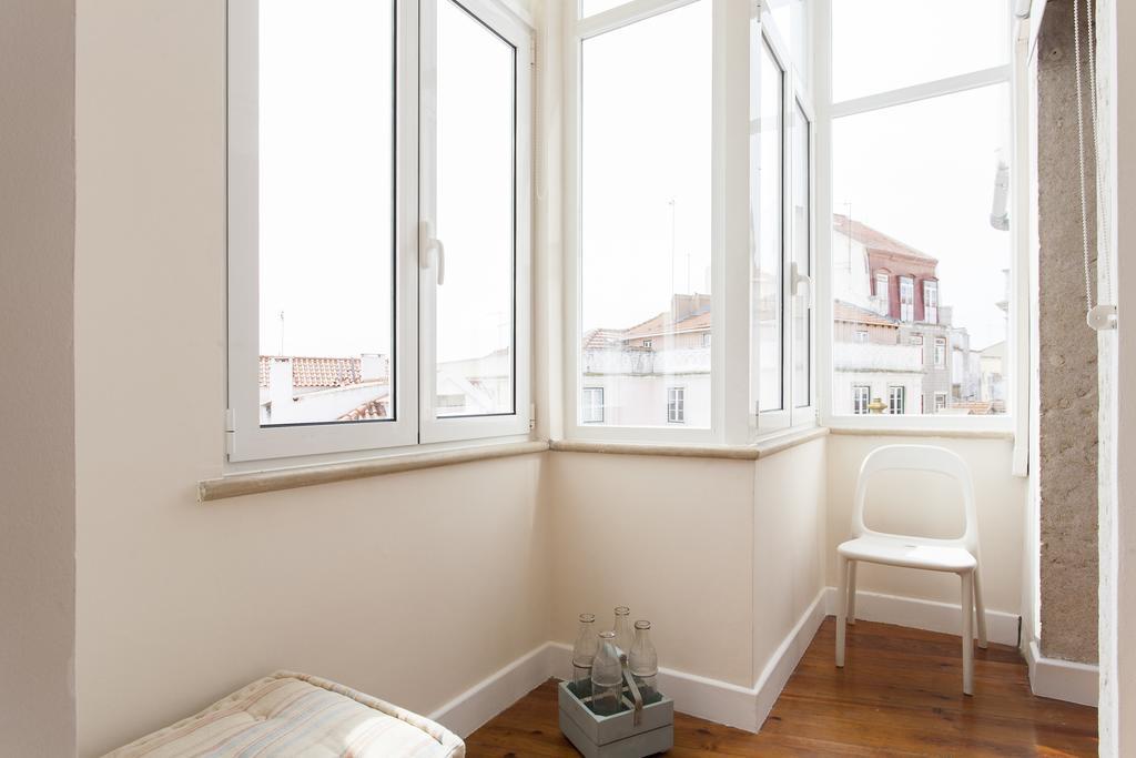 Joivy Spacious And Bright 1-bed Flat With Views In Lapa * Lisboa