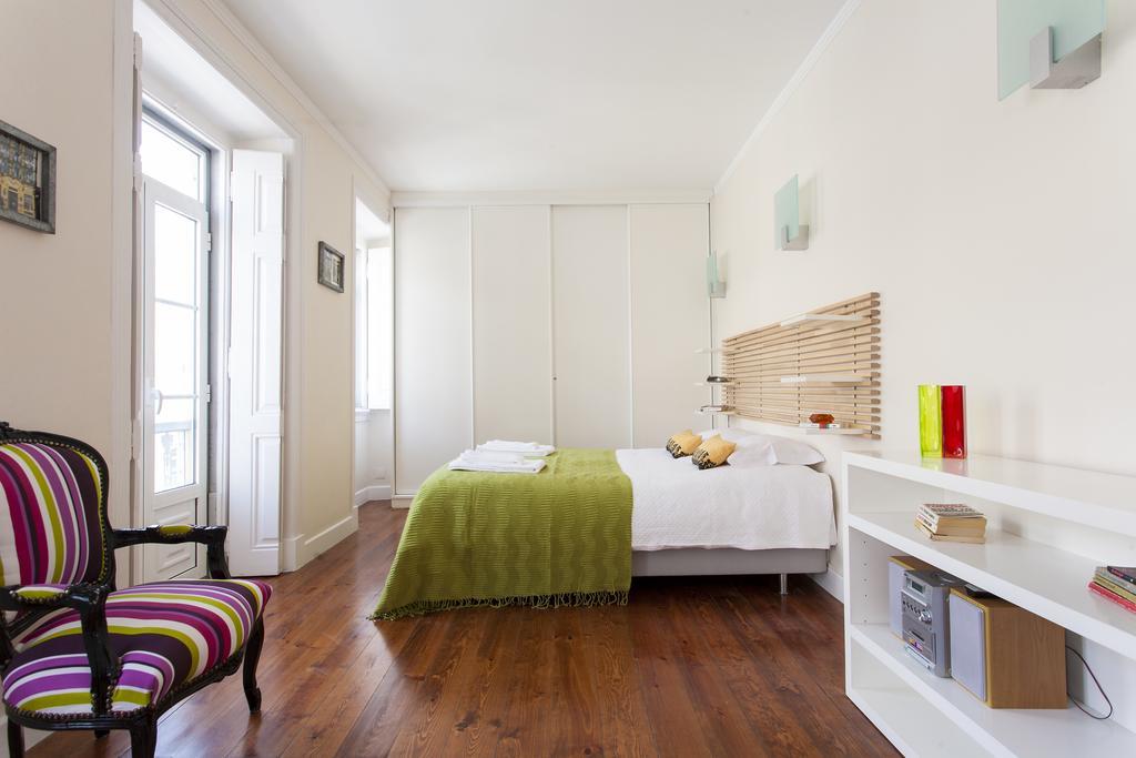 Joivy Spacious And Bright 1-bed Flat With Views In Lapa Lisboa